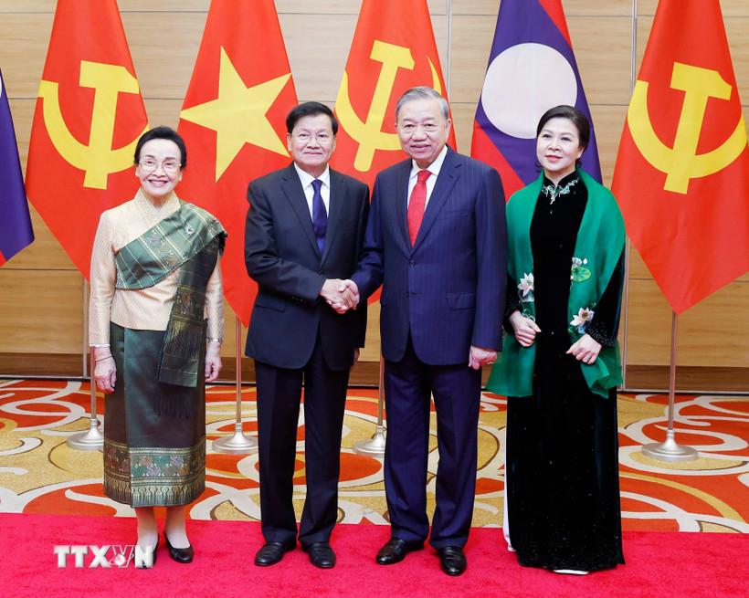 Tổng Bí thư Tô Lâm và Phu nhân với Tổng Bí thư, Chủ tịch nước Lào Thongloun Sisoulith và Phu nhân. (Ảnh: Thống Nhất/TTXVN)
